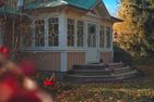  (15) Kristallvilla am See in Schweden - 2 Häuser in einem Paket Smaland - Der Haupteingang der Kristallvilla im Herbst