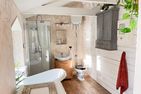 (15) Kristallvilla am See in Schweden - 2 Häuser in einem Paket Smaland - Badezimmer mit Dusche & Badewanne im Haupthaus