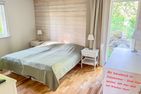  (14) Villa Kunterbunt am See in Schweden - 2 Häuser in einem Paket Smaland - Scheune: Schlafzimmer mit Doppelbett und Schreibtisch