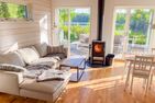  (14) Villa Kunterbunt am See in Schweden - 2 Häuser in einem Paket Smaland - Scheune: Das Wohnzimmer mit Kamin