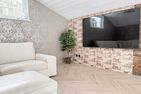  (15) Kristallvilla am See in Schweden - 2 Häuser in einem Paket Smaland - Sofaecke im Obergeschoss mit deutschem TV