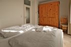  Sandwall 23, Whg. 18, Haus Seeblick Wyk - gemütliches Doppelbett mit großem Kleiderschrank