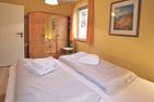 Ginsterweg 1b, Whg. 1 Wyk - gemütliches Doppelbett mit großem Kleiderschrank