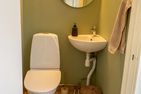  (43) Kleines weißes Ferienhaus am See Ingarpasjön in Schweden Smaland - Das kleine Toilettenbad im Haus selbst