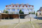  Strandstraße 14 Kühlungsborn-Ost - Westansicht mit Parkplätzen