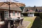  Haus Friesenliebe Nieblum - Der Blick in den gewachsenen Garten - rundherum Reetdachhäuser zu sehen.