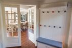  Haus Friesenliebe Nieblum - Der Blick vom Eingangsbereich in den offenen Wohn-, Ess- und Küchenbereich