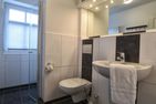  Stadtwohnung 1 Wyk auf Föhr - Auch das Badezimmer mit bodengleicher Dusche ist in freundlichen Farben gehalten.