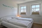  Stadtwohnung 2 Wyk auf Föhr - Dieses Schlafzimmer grenzt an das Bad en Suite. Hier finden Sie ebenfalls einen Einbauschrank vor.