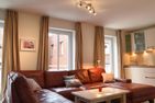  Stadtwohnung 4 Wyk auf Föhr - Die große Sofalandschalft in dem Wohnbereich lädt zum Relaxen ein.