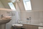  Stadtwohnung 4 Wyk auf Föhr - Das Badezimmer im DG verfügt über eine Badewanne.