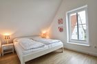  Stadtwohnung 4 Wyk auf Föhr - Das große Fenster im Schlafzimmer versorgt den Raum mit viel Tageslicht.