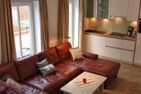  Stadtwohnung 4 Wyk auf Föhr - Ein Blick in das kombinierte Wohn-Esszimmer mit der integrierten Küchenzeile.