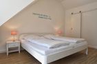  Stadtwohnung 3 Wyk auf Föhr - Das Schlafzimmer im Dachgeschoss verfügt über einen begehbaren Kleiderschrank.