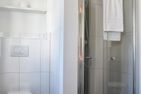  Stadtwohnung 2 Wyk auf Föhr - Das Bad en Suite im 1. OG verfügt über eine bodengleiche Dusche.