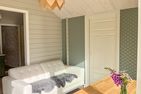  (15) Kristallvilla am See in Schweden - 2 Häuser in einem Paket Smaland - Gästehaus: Sofaecke im Wohnraum mit Panoramafenster