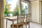  (15) Kristallvilla am See in Schweden - 2 Häuser in einem Paket Smaland - Gästehaus: Wohnraum mit Panoramafenster und Seeblick