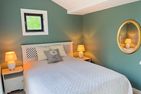  (15) Kristallvilla am See in Schweden - 2 Häuser in einem Paket Smaland - Gästehaus: Schlafzimmer mit Doppelbett und Seeblick