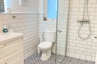 (15) Kristallvilla am See in Schweden - 2 Häuser in einem Paket Smaland - Gästehaus: Das neue Hauptbad mit Dusche im Gästehaus
