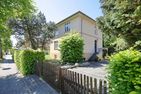  Haus Glückauf Kühlungsborn-West - Einfahrt und Haupthaus mit Wohnung 01