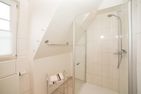  Sonnendeck - Hüs in Lee Süddorf - Erstes Badezimmer mit Dusche & Fenster