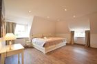  Arnikas Hüs Wyk auf Föhr - Das Bett im großzügigen fünften Schlafzimmer bietet Platz für drei Personen.
