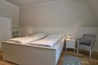  Dat Witte Hus Wyk auf Föhr - In diesem Schlafzimmer finden Sie auch einen Fernseher vor.