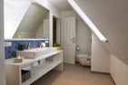  Dat Witte Hus Wyk auf Föhr - Auch dieses Badezimmer hat eine bodengleiche Rainshowerdusche.