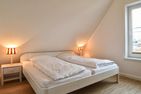  Stadtwohnung 7 Wyk auf Föhr - Dieses Schlafzimmer im DG verfügt über einen Fernseher.
