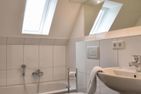  Stadtwohnung 7 Wyk auf Föhr - Das Badezimmer im DG verfügt über eine Badewanne.
