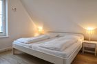  Stadtwohnung 8 Wyk auf Föhr - Dieses Schlafzimmer im DG verfügt über einen Fernseher.