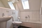  Stadtwohnung 8 Wyk auf Föhr - Im DG befindet sich ein Badezimmer mit Badewanne ausgestattet.