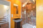  Auster Hüs Midlum - Ein WC mit Dusche befindet sich im Erdgeschoss des Ferienhauses.