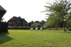  Haus Otto Wohnung 5 Wyk auf Föhr - In dem großen Gemeinschaftsgarten stehen Gartenmöbel und ein Grill für Sie bereit.
