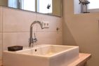  Stadtvilla Wyk auf Föhr - Eins der vier Bäder mit Dusche schließt an das Saunazimmer an und befindet sich im Erdgeschoss.