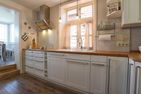  Stadtvilla Wyk auf Föhr - Die Küche bietet genügend Platz und Stauraum und ist mit allem ausgestattet, was zum Kochen gebraucht wird.