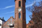  Stadtvilla Wyk auf Föhr - Der im Jahr 1886 erbaute Glockenturm, das Wahrzeichen Wyks, befindet sich gegenüber des Hauses.
