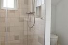  Kliffhuus Nieblum - Das Badezimmer mit bodengleicher Dusche befindet sich direkt neben dem Schlafzimmer.