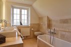  Reethuus Alt Wrixum Wrixum - Das Badezimmer im Obergeschoss verfügt über eine Badewanne.
