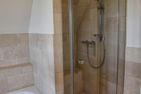  Reethuus Alt Wrixum Wrixum - Neben der Badewanne befindet sich im Obergeschoss eine bodengleiche Dusche.