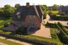  Jettes Hus Midlum - Die Terrasse rechts im Bild gehört zur Wohnung 1. Zum Haus gehört ein PKW-Stellplatz.