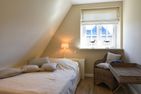  Jettes Hus Midlum - Das zweite Schlafzimmer im OG. Dieses Bett ist 1,40 m breit und kann ebenfalls als Doppelbett verwendet werden.