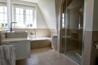  Jettes Hus Midlum - Das Badezimmer im Obergeschoss verfügt über eine bodengleiche Dusche sowie eine Badewanne.