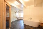  Reethus Dörpsend Haus 1 Midlum - Das Badezimmer im Erdgeschoss ist eine Wellnessoase....sehr großzügig mit Dusche und Badewanne und einer Sauna.