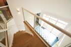  Reethus Dörpsend Haus 1 Midlum - Über die offene Holztreppe gelangen zu den Schlafräumen im Obergeschoss.