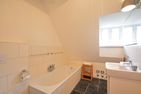  Reethus Dörpsend Haus 2 Midlum - Ein weiteres Bad mit Badewanne.