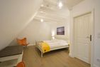  Reethus Dörpsend Haus 2 Midlum - Ein Blick in ein weiteres Schlafzimmer im Obergeschoss, welches ebenfalls mit einem Doppelbett ausgestattet ist.