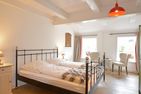  Reethus Dörpsend Haus 2 Midlum - Eines der fünf Schlafzimmer befindet sich im Erdgeschoss. Hier werden Sie sicherlich einen erholsamen Schlaf finden.