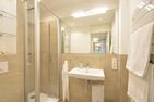  Haus Habel Wohnung 18 Wyk auf Föhr - Das Badezimmer mit bodengleicher Dusche.