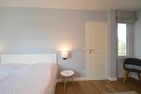  Haus Habel Wohnung 18 Wyk auf Föhr - Hier sehen Sie das geräumige Schlafzimmer der Ferienwohnung mit einem Doppelbett.